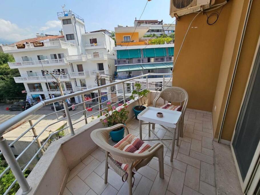 Cozy In Center Apartment Himare