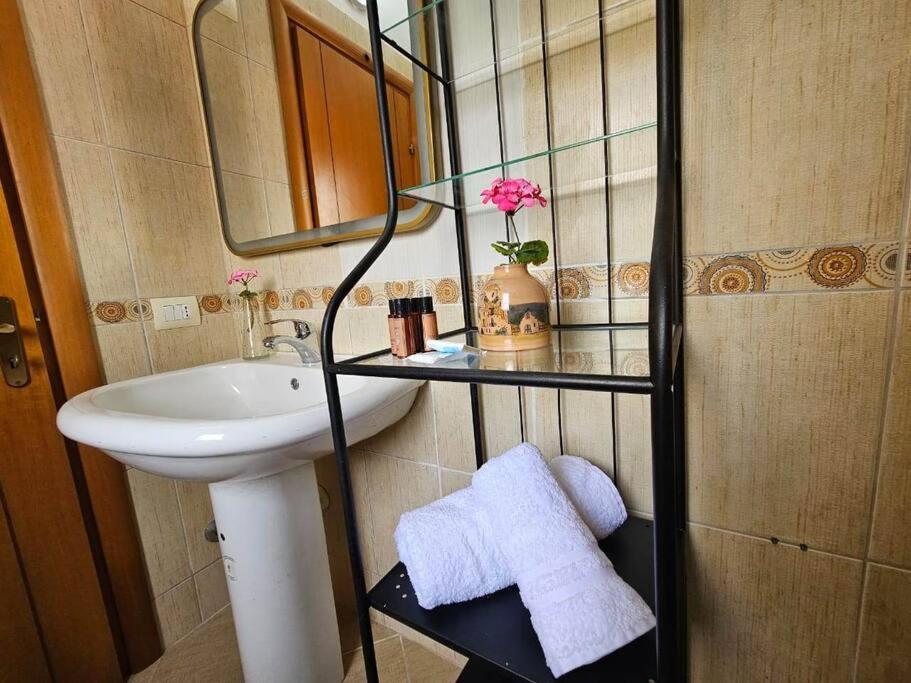 Apartment Cozy In Center Himare