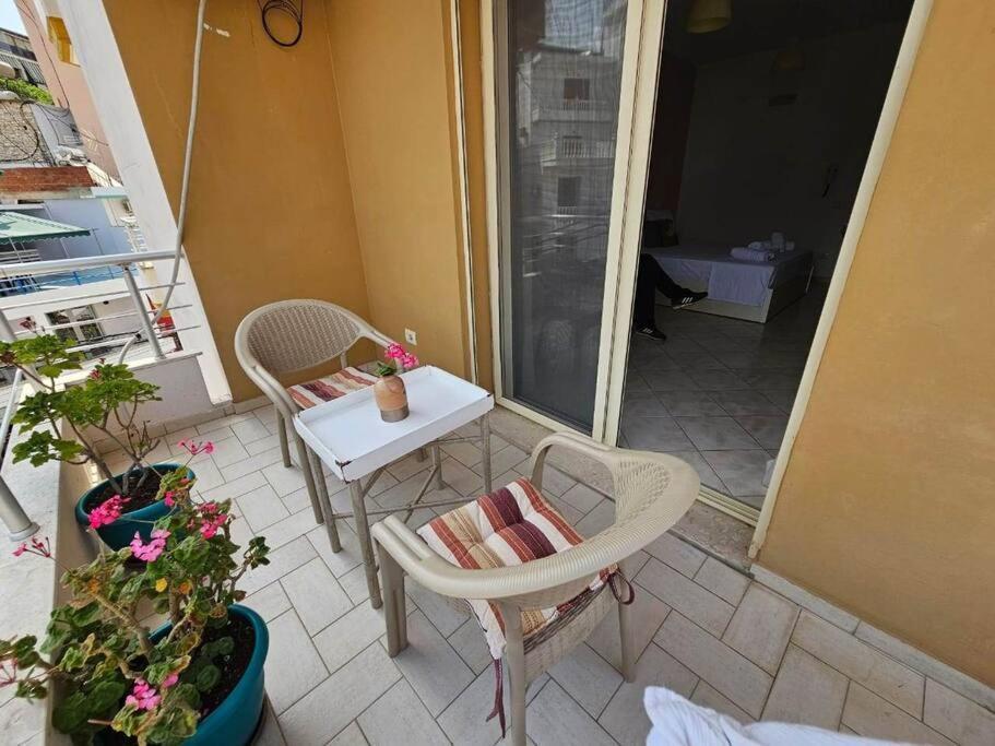 Apartment Cozy In Center Himare