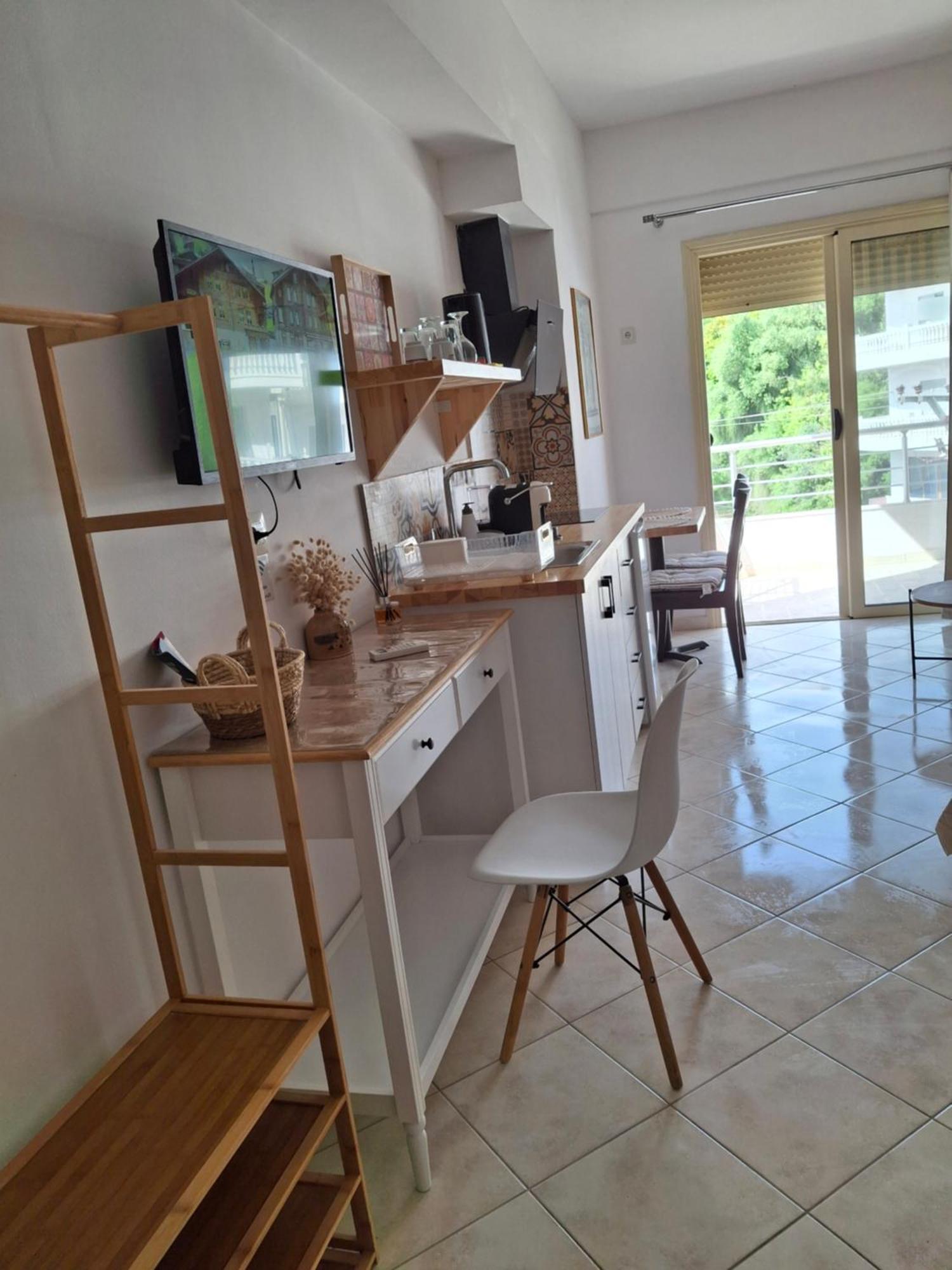 Cozy In Center Appartamento Himare